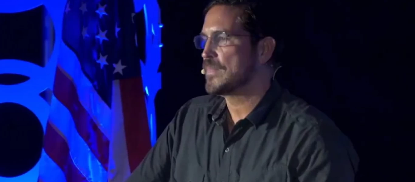  Συγκλονιστική ομιλία του ηθοποιού Jim Caviezel κατά Νέας Τάξης σε εκδήλωση του QAnon